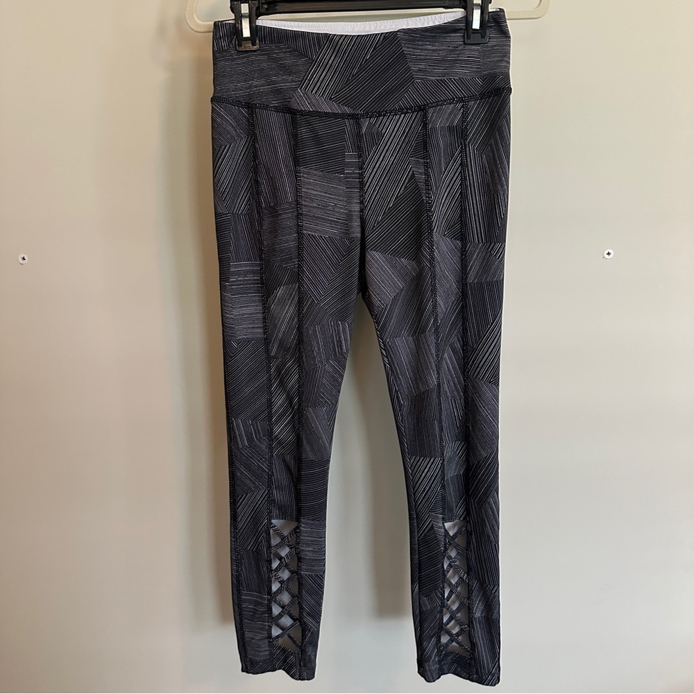 VOGO Athletica Black and Gray Criss Cross Front Leggings - M